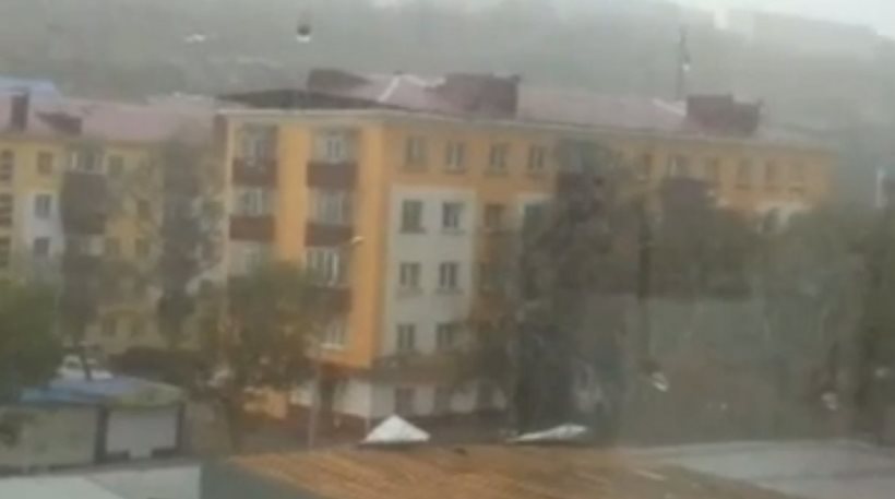 Κυκλώνας στην Ρωσία διαλύει μια πολυκατοικία! (vid)